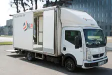Samochód transportowy z windą - Gardo